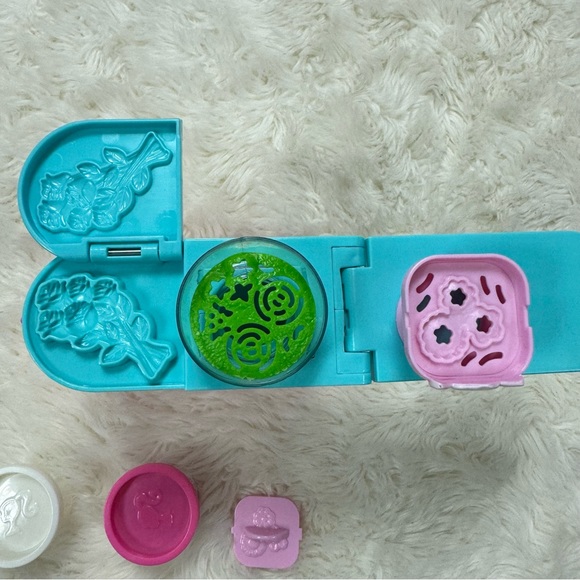 Barbie Florist Doll & Playset with Flower-Making Station - Picture 6 of 8